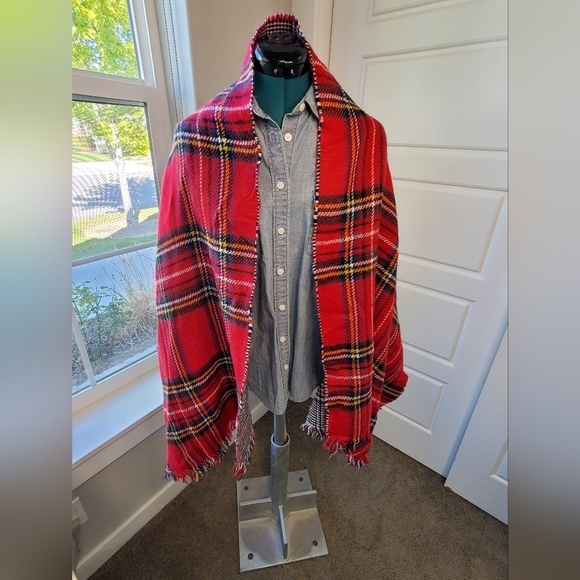 STEVE MADDEN BLANKET SCARF OVERSIZE WRAP REVERSIBLE RED PLAID BLACK PLAID WOMEN - Picture 4 of 12